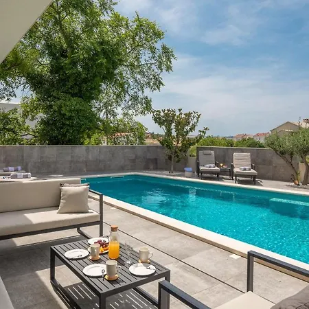 Luxury In With Heated Pool * Solin