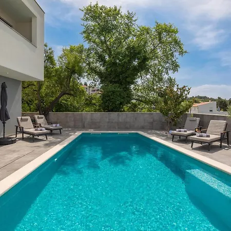 Villa Luxury In With Heated Pool