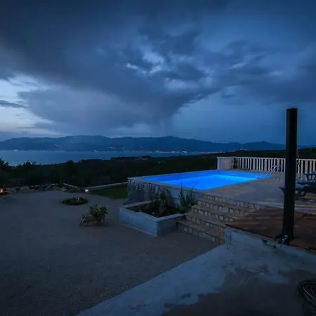 Villa Luxury In With Pool